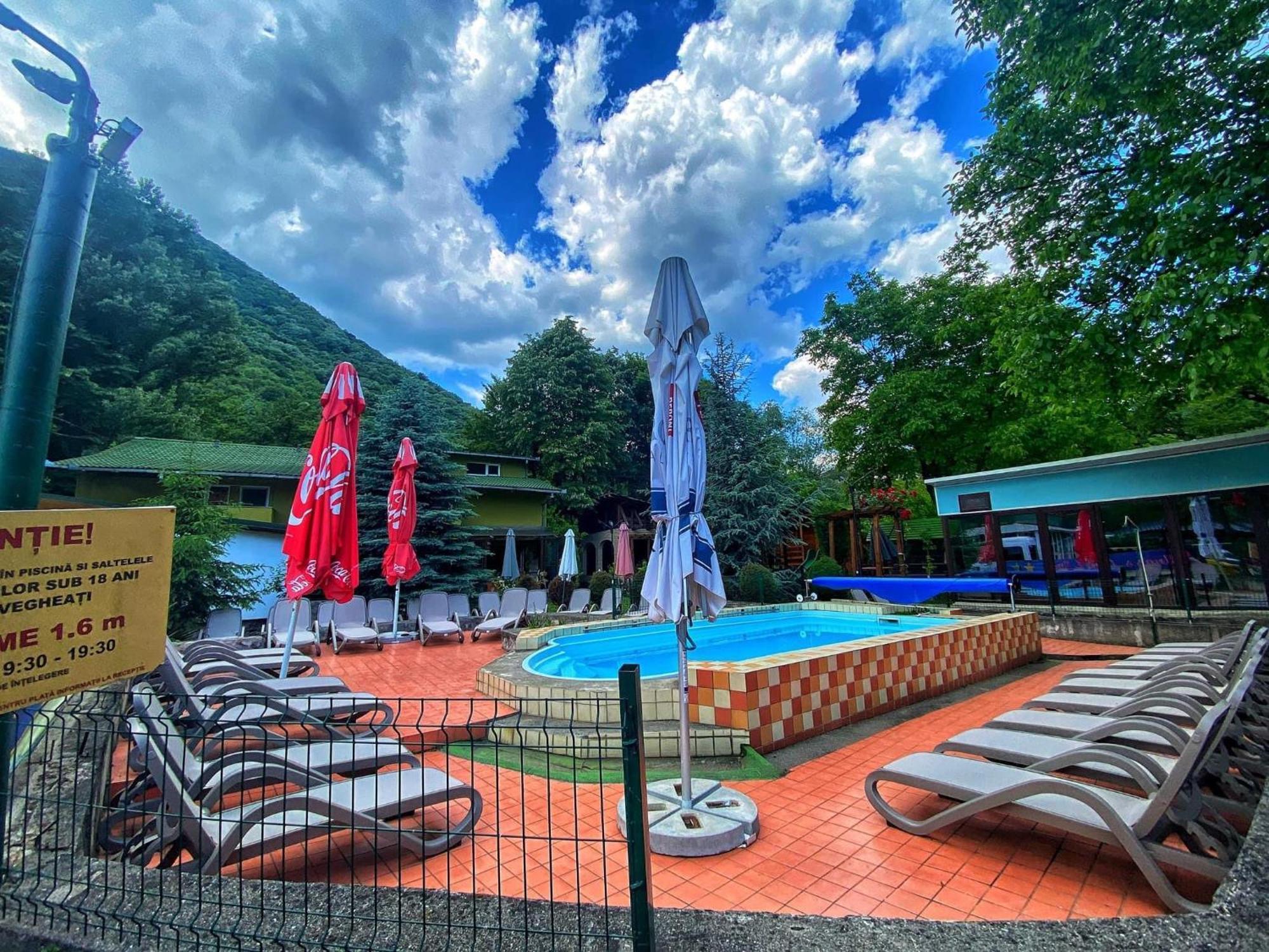 Pensiunea El Plazza Baile Herculane Bagian luar foto