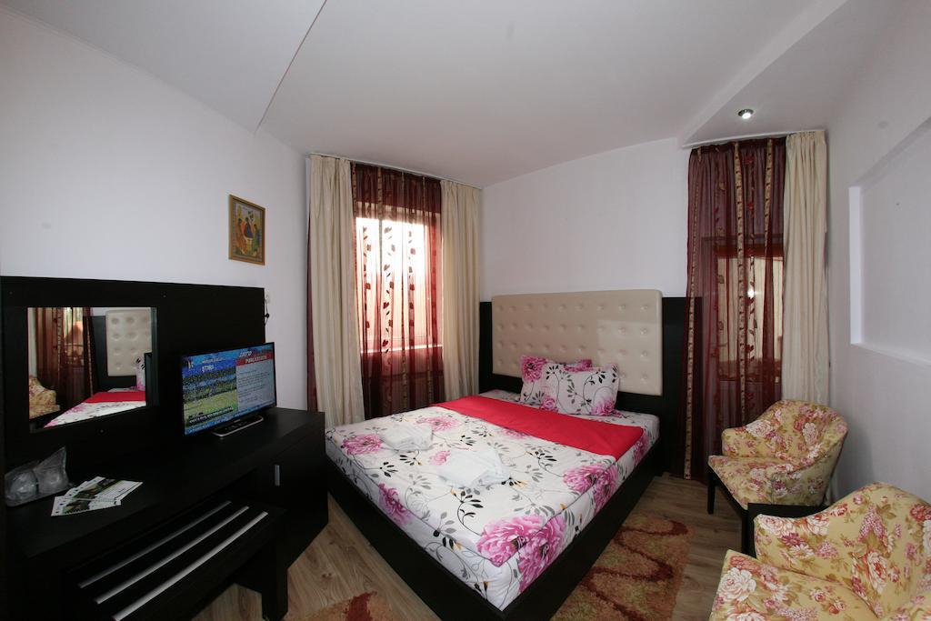 Pensiunea El Plazza Baile Herculane Ruang foto