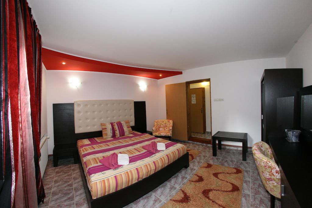 Pensiunea El Plazza Baile Herculane Ruang foto