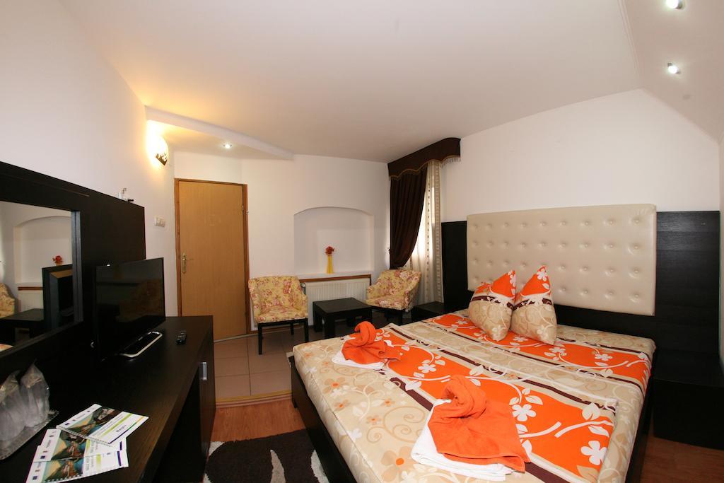 Pensiunea El Plazza Baile Herculane Bagian luar foto