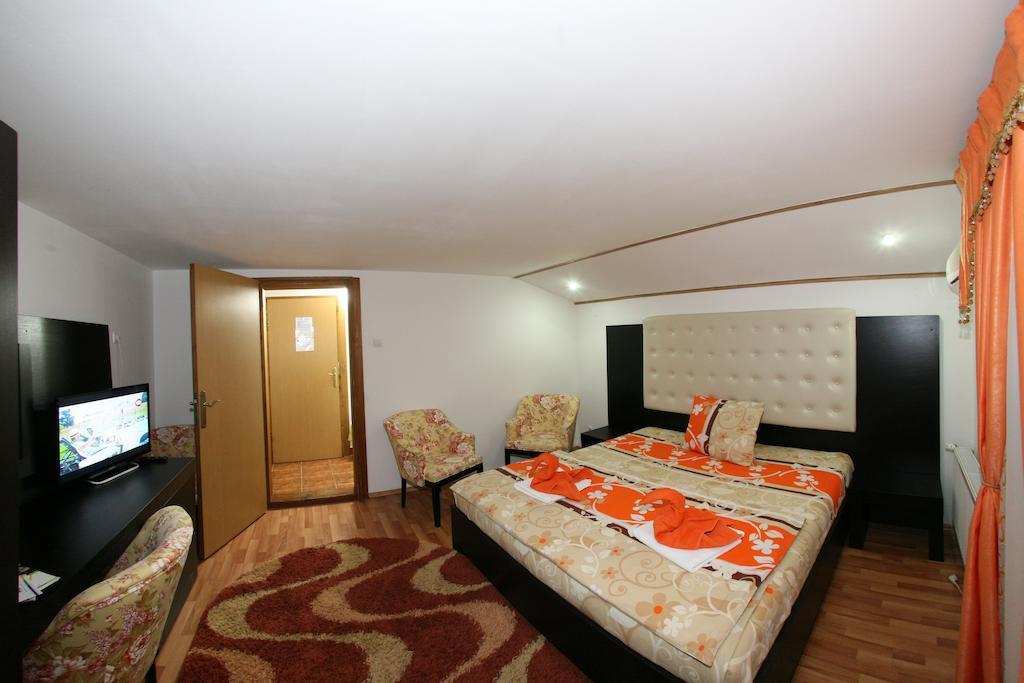 Pensiunea El Plazza Baile Herculane Ruang foto